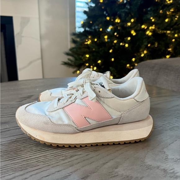 New Balance sneakers size 8.5 - Picture 5 of 7